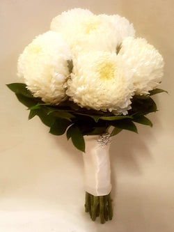 Bridal bouquet with natural stems in white Mums.