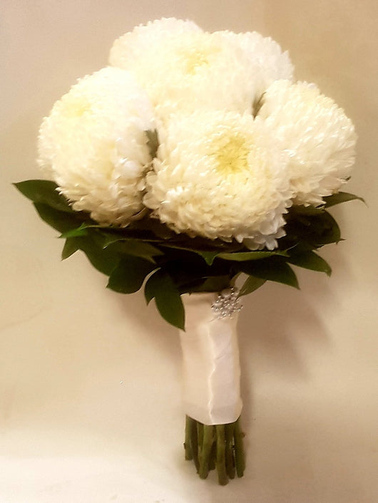 Bridal bouquet with natural stems in white Mums.
